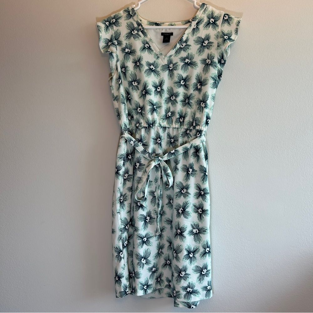 Ann Taylor Factory Flutter Cap Sleeve Floral Dress with Tie Waist Size Medium